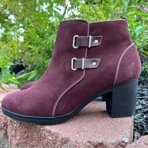 Clark’s Wine Burgundy Red Leather Suede Heel Ankle Boots Womens size 8